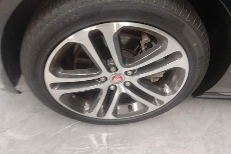 Used Jaguar XEL 2023 2.0T 250 PS R-DYNAMIC S Advanced Sport Edition Left Front Wheel Hub