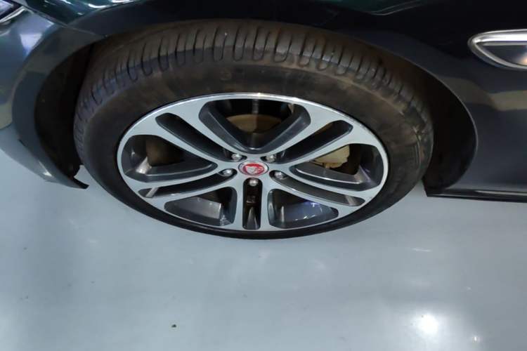 Used Jaguar XEL 2023 2.0T 250 PS R-DYNAMIC S Advanced Sport Edition Left Front Wheel Hub
