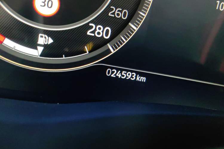 Used Jaguar XEL 2023 2.0T 250 PS R-DYNAMIC S Advanced Sport Edition Odometer Close Up