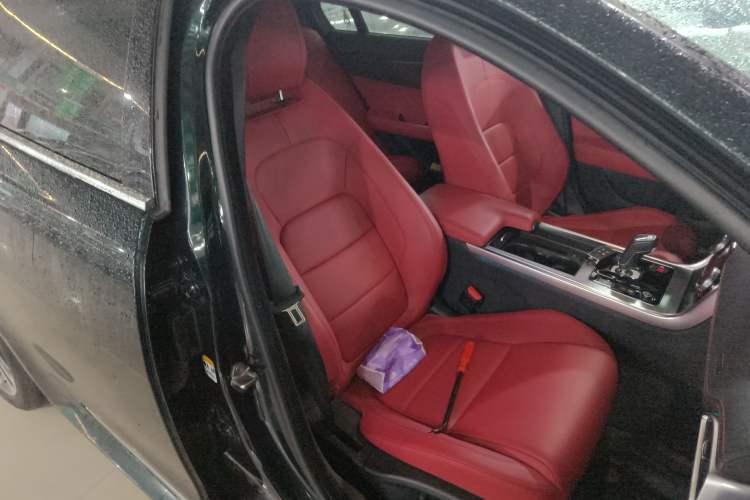 Used Jaguar XEL 2023 2.0T 250 PS R-DYNAMIC S Advanced Sport Edition Right Front Seat