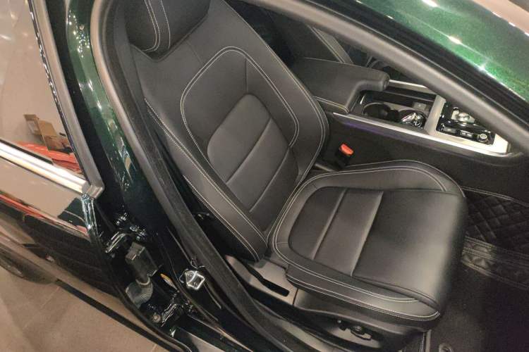 Used Jaguar XEL 2023 2.0T 250 PS R-DYNAMIC S Advanced Sport Edition Right Front Seat