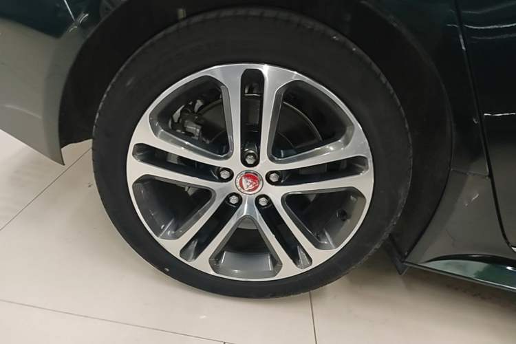 Used Jaguar XEL 2023 2.0T 250 PS R-DYNAMIC S Advanced Sport Edition Right Rear Wheel Hub