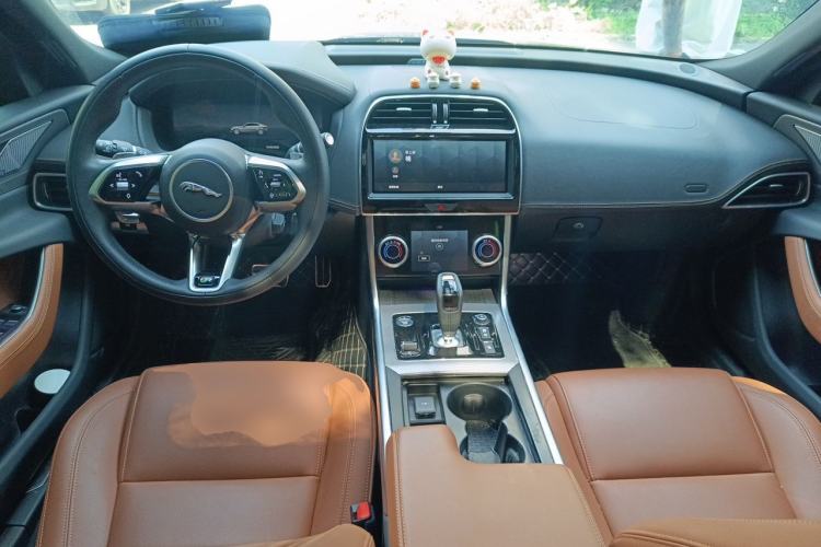 Used Jaguar XEL 2023 2.0T 250 PS R-DYNAMIC S Advanced Sport Edition Center Console
