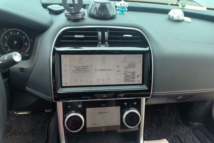 Used Jaguar XEL 2023 2.0T 250 PS R-DYNAMIC S Advanced Sport Edition Audio And AC Panel