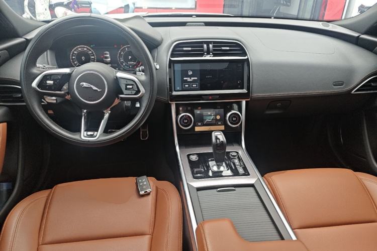 Used Jaguar XEL 2023 2.0T 250 PS R-DYNAMIC S Advanced Sport Edition Center Console