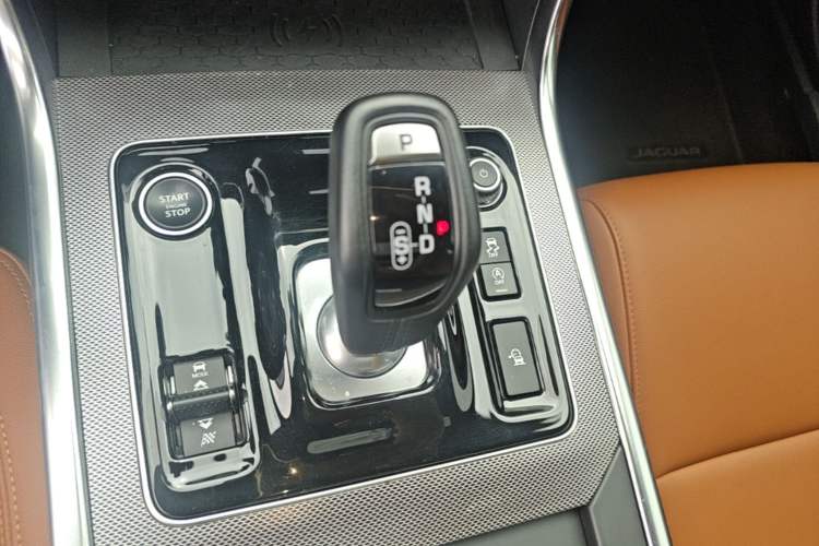 Used Jaguar XEL 2023 2.0T 250 PS R-DYNAMIC S Advanced Sport Edition Gear Lever