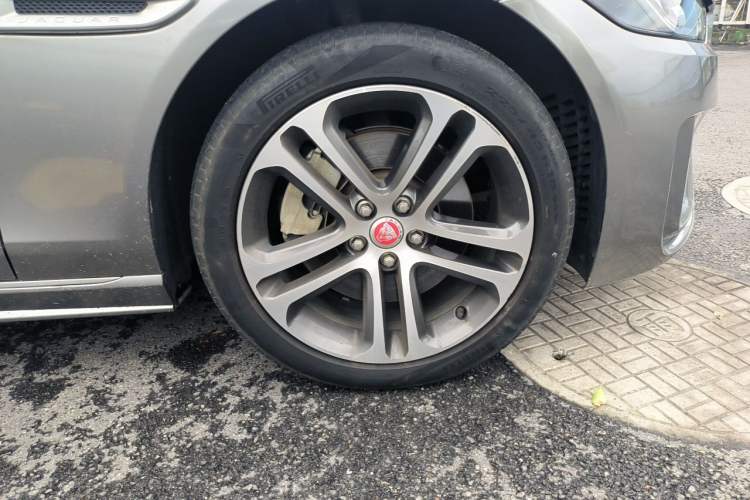 Used Jaguar XEL 2023 2.0T 250 PS R-DYNAMIC S Advanced Sport Edition Right Front Wheel Hub