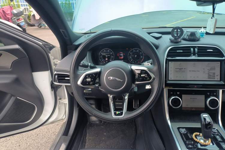 Used Jaguar XEL 2023 2.0T 250 PS R-DYNAMIC S Advanced Sport Edition Steering Wheel