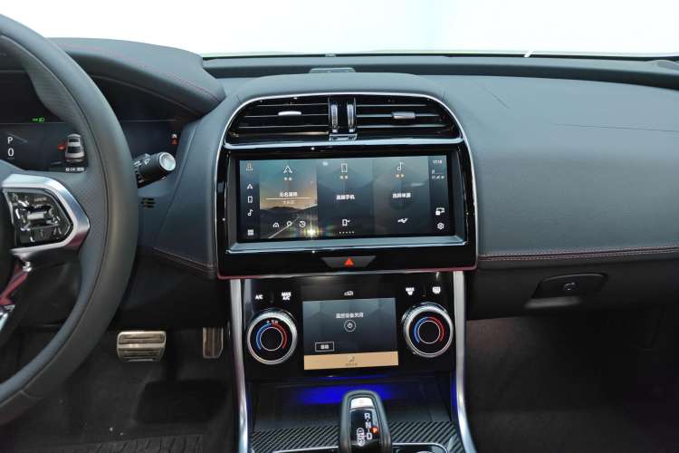 Used Jaguar XEL 2023 2.0T 250 PS R-DYNAMIC S Advanced Sport Edition Audio And AC Panel