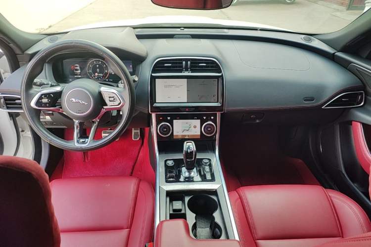 Used Jaguar XEL 2023 2.0T 250 PS R-DYNAMIC S Advanced Sport Edition Center Console