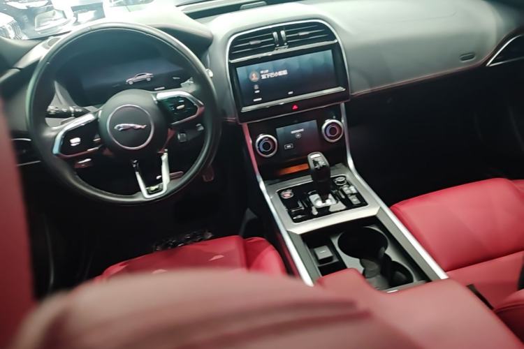 Used Jaguar XEL 2023 2.0T 250 PS R-DYNAMIC S Advanced Sport Edition Center Console