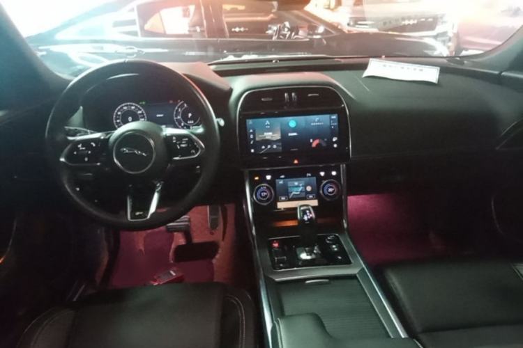 Used Jaguar XEL 2023 2.0T 250 PS R-DYNAMIC S Advanced Sport Edition Center Console