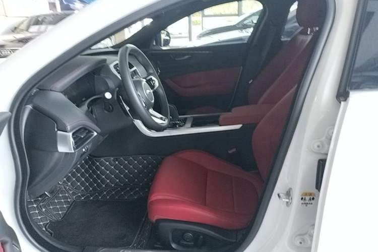 Used Jaguar XEL 2023 2.0T 250 PS R-DYNAMIC S Advanced Sport Edition Left Front Seat