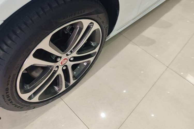 Used Jaguar XEL 2023 2.0T 250 PS R-DYNAMIC S Advanced Sport Edition Left Front Wheel Hub
