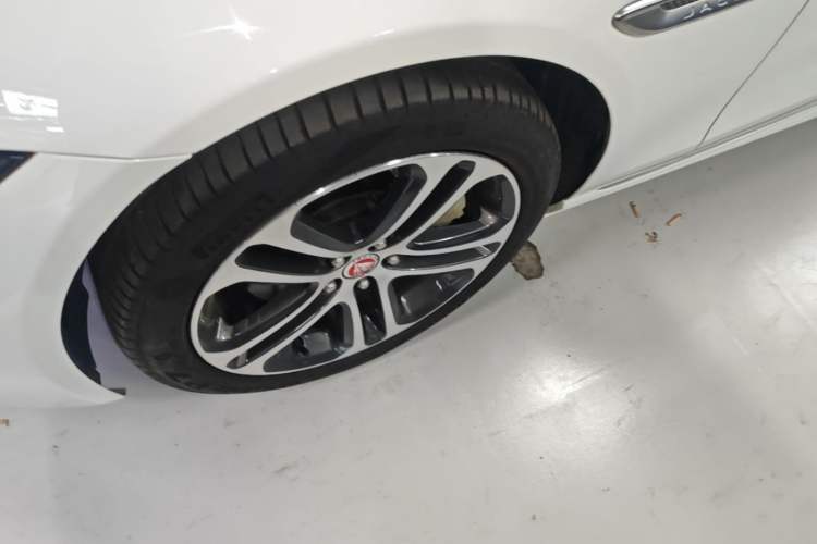 Used Jaguar XEL 2023 2.0T 250 PS R-DYNAMIC S Advanced Sport Edition Left Front Wheel Hub