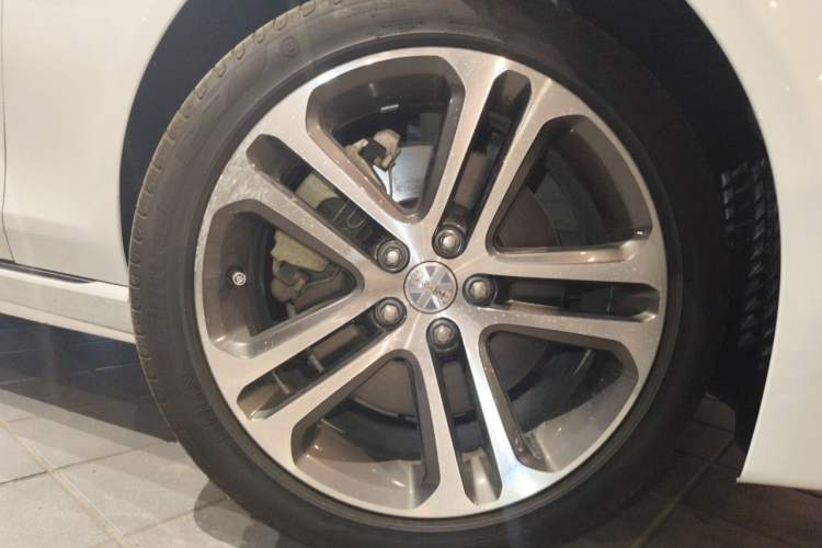 Used Jaguar XEL 2023 2.0T 250 PS R-DYNAMIC S Advanced Sport Edition Right Front Wheel Hub