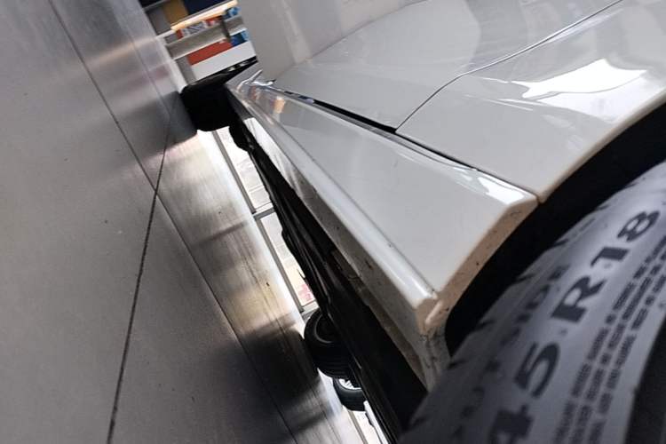 Used Jaguar XEL 2023 2.0T 250 PS R-DYNAMIC S Advanced Sport Edition Right Side Sill