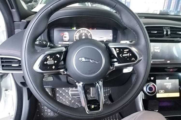 Used Jaguar XEL 2023 2.0T 250 PS R-DYNAMIC S Advanced Sport Edition Steering Wheel