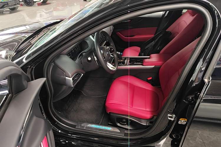 Used Jaguar XEL 2024 2.0T 250 PS R-DYNAMIC S Ebony Black Sport Edition Driver Seat