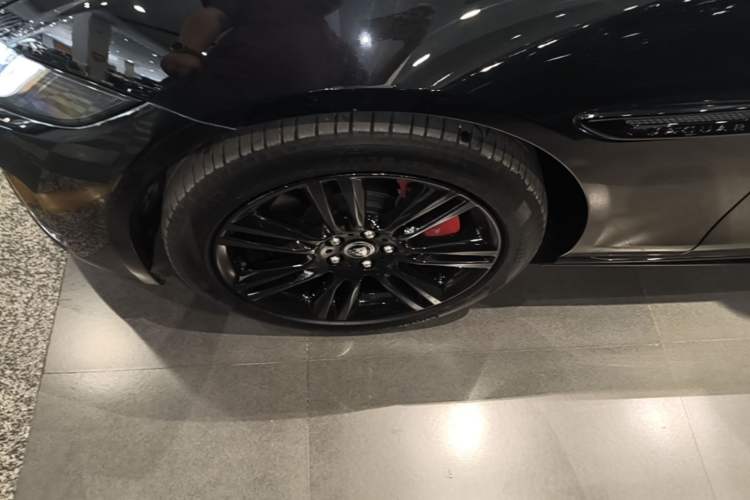 Used Jaguar XEL 2024 2.0T 250 PS R-DYNAMIC S Ebony Black Sport Edition Left Front Wheel Hub