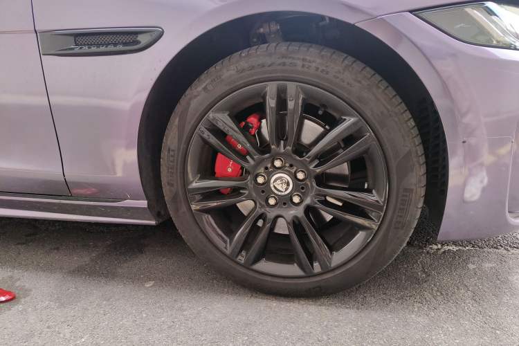 Used Jaguar XEL 2024 2.0T 250 PS R-DYNAMIC S Ebony Black Sport Edition Right Front Wheel Hub