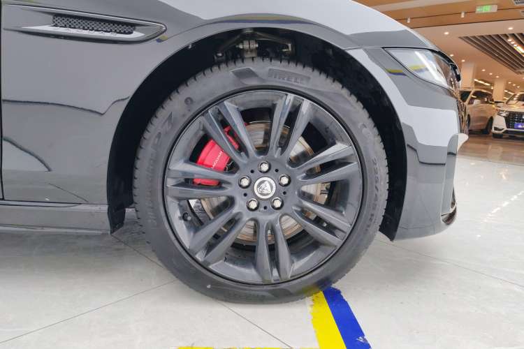 Used Jaguar XEL 2024 2.0T 250 PS R-DYNAMIC S Ebony Black Sport Edition Right Rear Wheel Hub