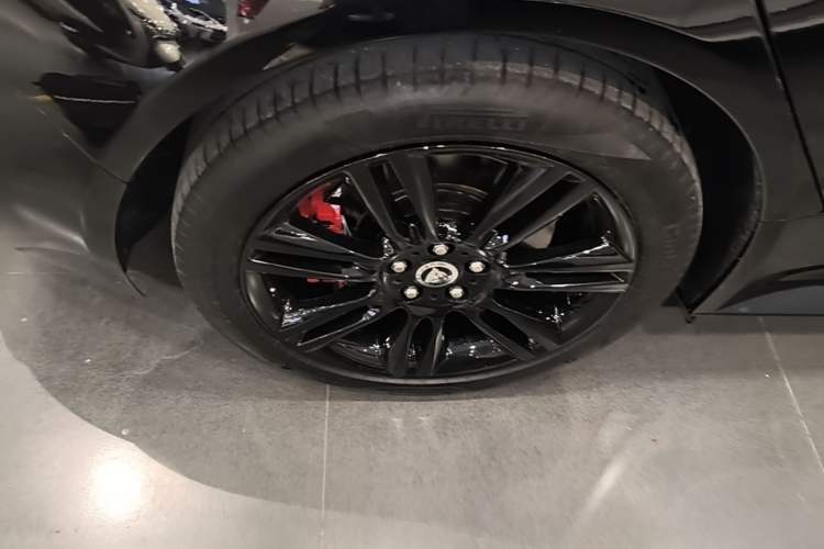 Used Jaguar XEL 2024 2.0T 250 PS R-DYNAMIC S Ebony Black Sport Edition Right Rear Wheel Hub