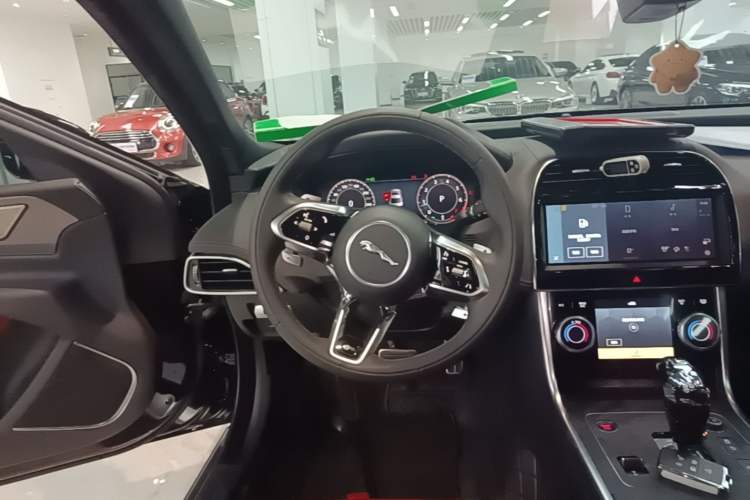 Used Jaguar XEL 2024 2.0T 250 PS R-DYNAMIC S Advanced Sport Edition Steering Wheel