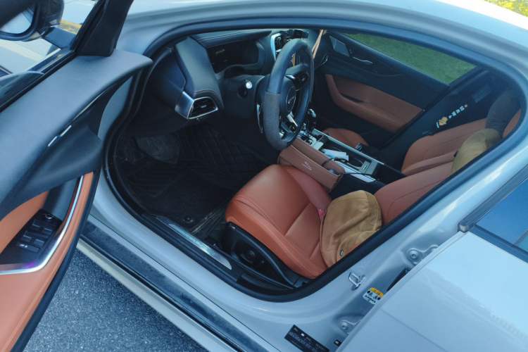 Used Jaguar XEL 2024 2.0T 250 PS R-DYNAMIC S Ebony Black Sport Edition Driver Seat