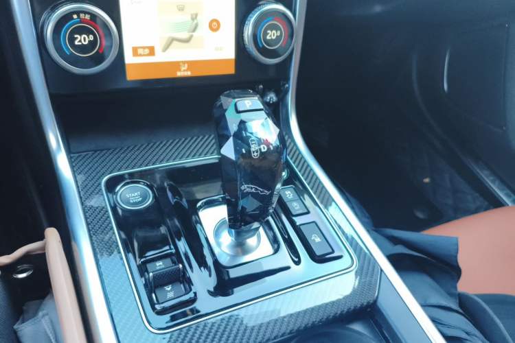 Used Jaguar XEL 2024 2.0T 250 PS R-DYNAMIC S Ebony Black Sport Edition Gear Lever