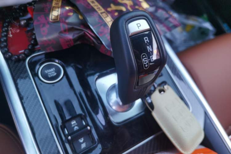Used Jaguar XEL 2024 2.0T 250 PS R-DYNAMIC S Ebony Black Sport Edition Gear Lever
