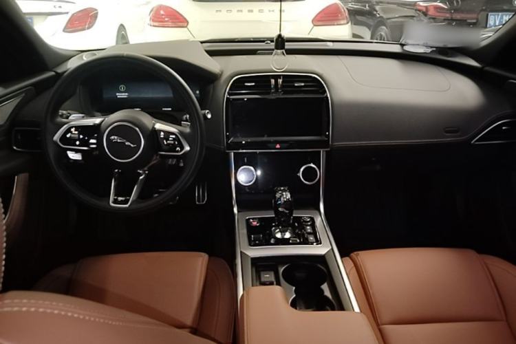 Used Jaguar XEL 2024 2.0T 250 PS R-DYNAMIC S Advanced Sport Edition Center Console