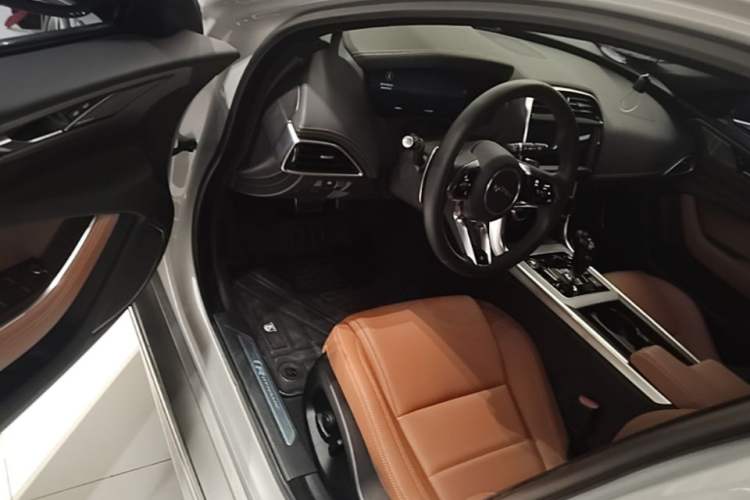 Used Jaguar XEL 2024 2.0T 250 PS R-DYNAMIC S Advanced Sport Edition Driver Seat