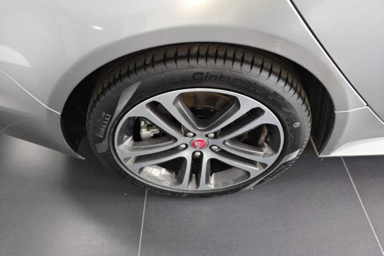 Used Jaguar XEL 2024 2.0T 250 PS R-DYNAMIC S Advanced Sport Edition Right Rear Wheel Hub