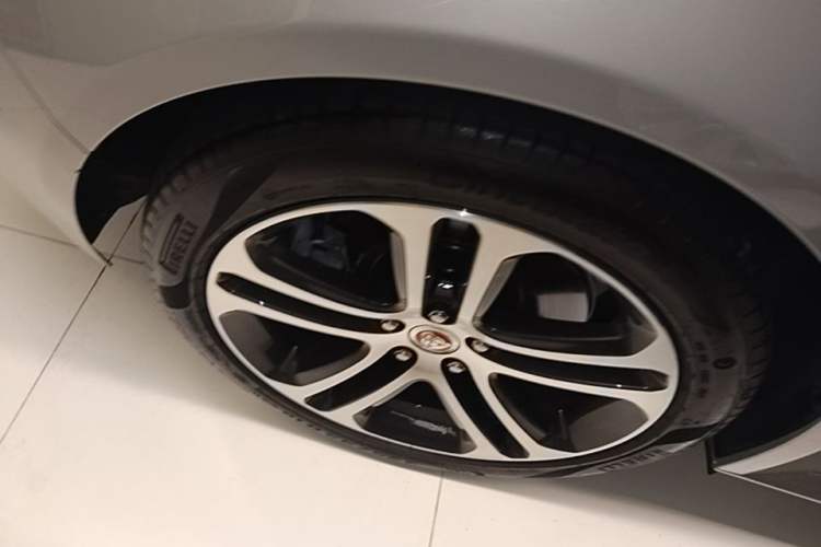 Used Jaguar XEL 2024 2.0T 250 PS R-DYNAMIC S Advanced Sport Edition Right Rear Wheel Hub