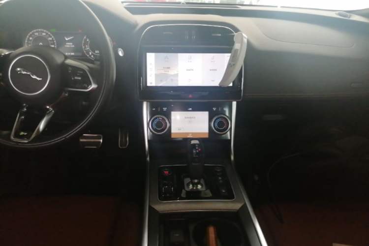 Used Jaguar XEL 2024 2.0T 250 PS R-DYNAMIC S Advanced Sport Edition Audio And AC Panel