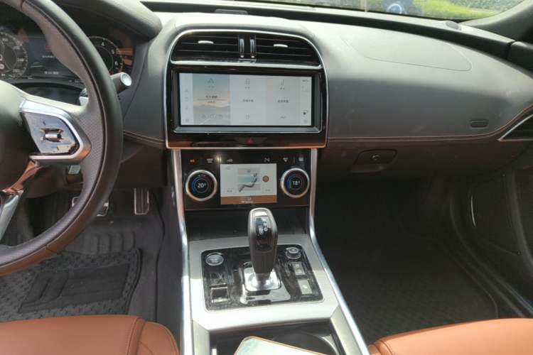 Used Jaguar XEL 2024 2.0T 250 PS R-DYNAMIC S Advanced Sport Edition Audio And AC Panel