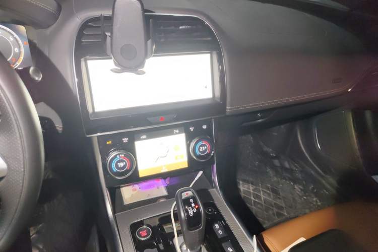 Used Jaguar XEL 2024 2.0T 250 PS R-DYNAMIC S Advanced Sport Edition Audio And AC Panel