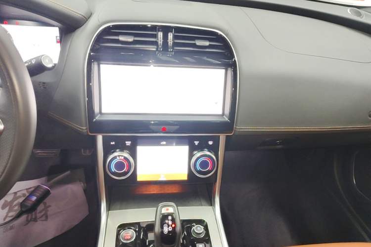 Used Jaguar XEL 2024 2.0T 250 PS R-DYNAMIC S Advanced Sport Edition Audio And AC Panel