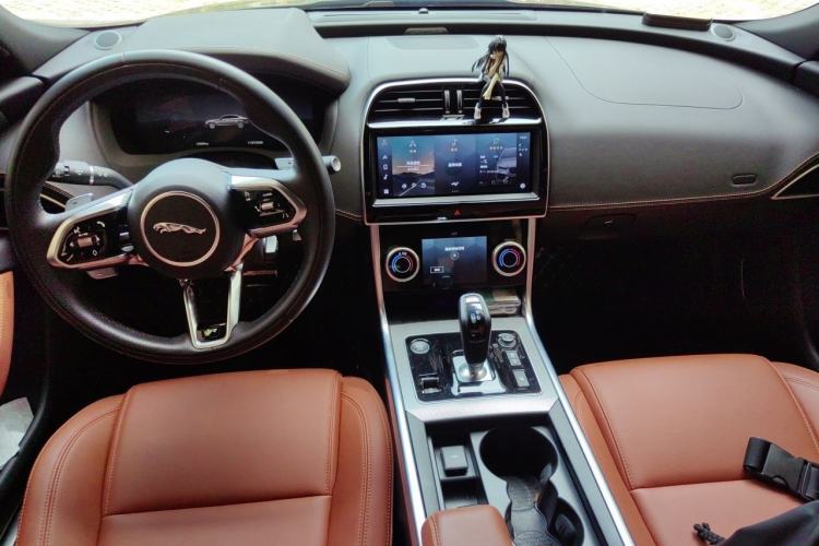 Used Jaguar XEL 2024 2.0T 250 PS R-DYNAMIC S Advanced Sport Edition Center Console