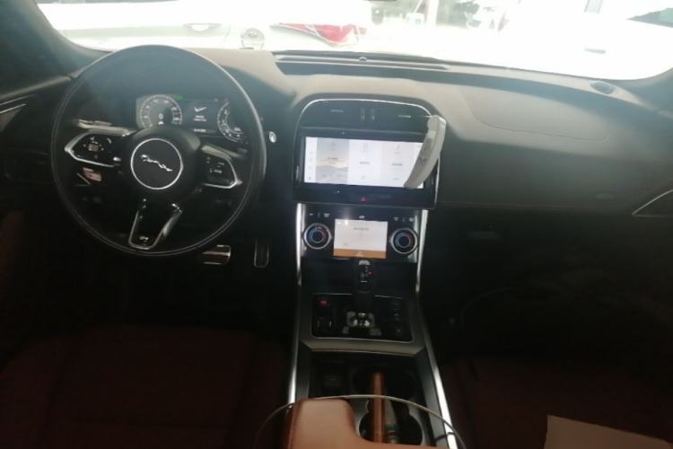 Used Jaguar XEL 2024 2.0T 250 PS R-DYNAMIC S Advanced Sport Edition Center Console