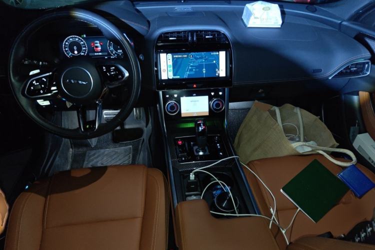 Used Jaguar XEL 2024 2.0T 250 PS R-DYNAMIC S Ebony Black Sport Edition Center Console