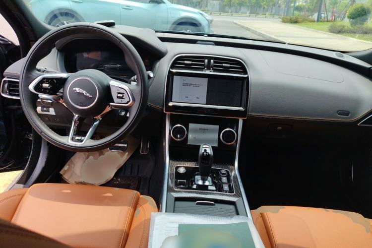 Used Jaguar XEL 2024 2.0T 250 PS R-DYNAMIC S Ebony Black Sport Edition Center Console
