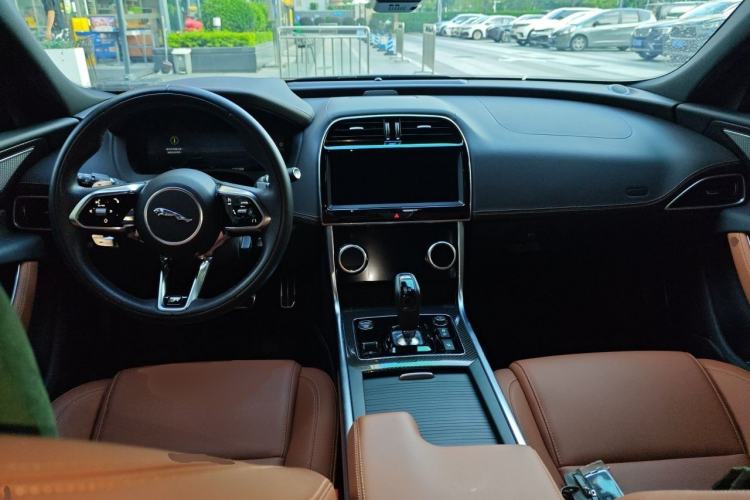 Used Jaguar XEL 2024 2.0T 250 PS R-DYNAMIC S Ebony Black Sport Edition Center Console