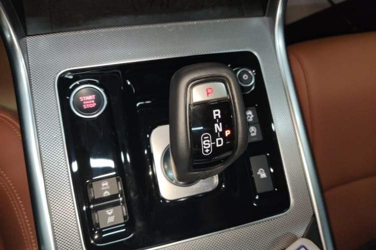 Used Jaguar XEL 2024 2.0T 250 PS R-DYNAMIC S Advanced Sport Edition Gear Lever