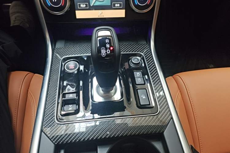 Used Jaguar XEL 2024 2.0T 250 PS R-DYNAMIC S Ebony Black Sport Edition Gear Lever
