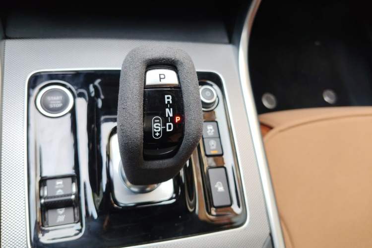 Used Jaguar XEL 2024 2.0T 250 PS R-DYNAMIC S Ebony Black Sport Edition Gear Lever