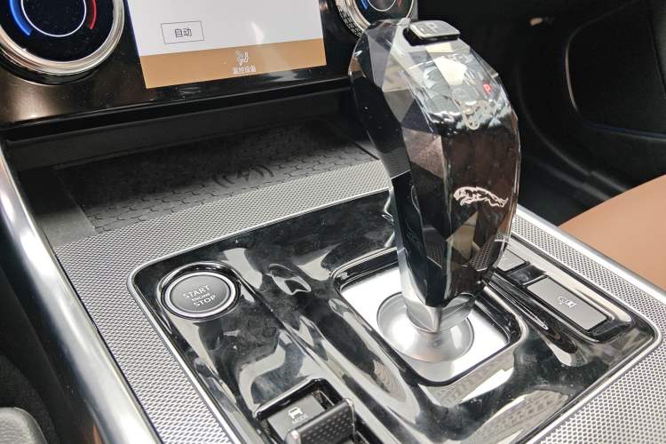Used Jaguar XEL 2024 2.0T 250 PS R-DYNAMIC S Advanced Sport Edition Gear Lever
