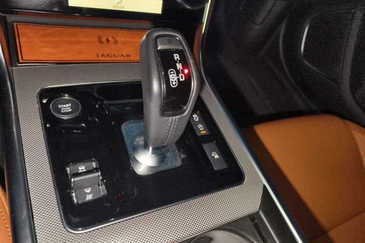 Used Jaguar XEL 2024 2.0T 250 PS R-DYNAMIC S Advanced Sport Edition Gear Lever