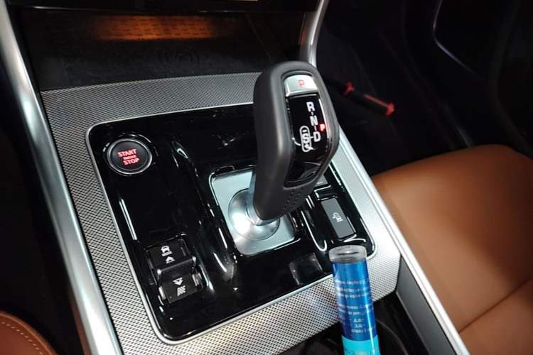 Used Jaguar XEL 2024 2.0T 250 PS R-DYNAMIC S Advanced Sport Edition Gear Lever